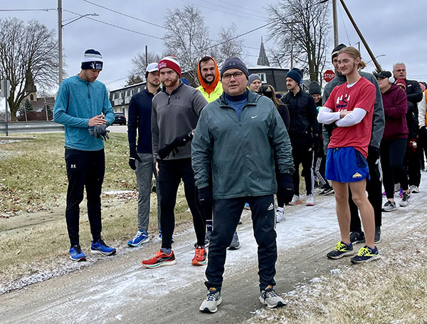 Pete Rettler stands in front of group at the beginning of the 2023 Rettler Run